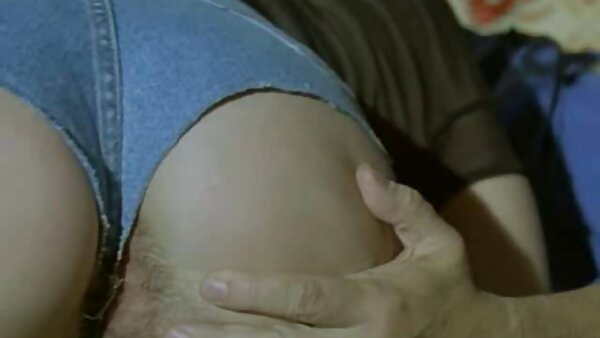 Die versaute Schwarzhaarige Mia Lelani kombiniert Massage und Deepthroat auf deutsche eroticfilme einmal