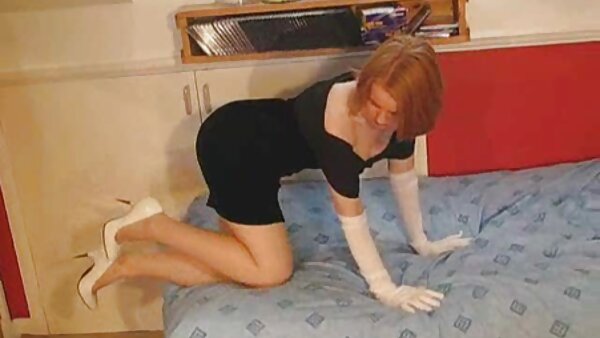 Schönes blauäugiges Mädchen lutscht großen deutsche erotische filme Schwanz in hausgemachtem POV-Clip