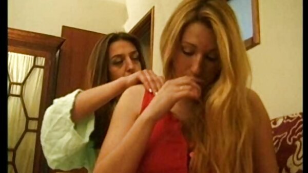 Die umwerfende blonde Fee fingert ihre kahle Möse, bevor sie kostenlose erlaubte erotikfilme ins Glas pisst