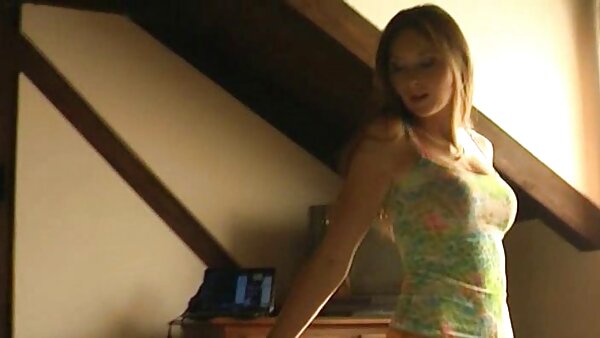 Diese nuttige Brünette deutsche kostenlose erotikfilme mit schönem Arsch liegt nackt auf dem Bett